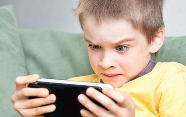 ΟΟΣΑ: Με smartphone το 70% των 10χρονων – Με προβληματική χρήση διαδικτύου το 10% των παιδιών