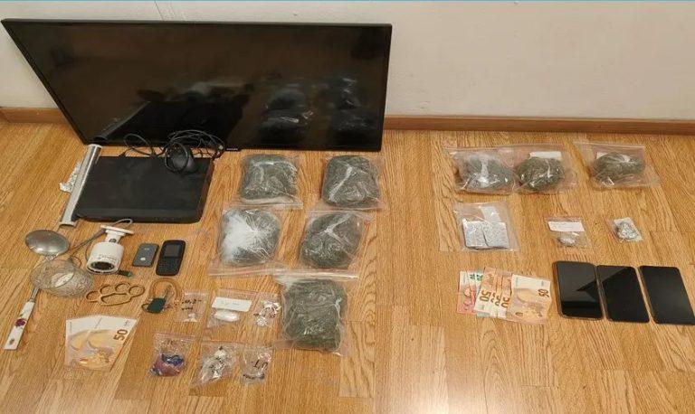 Πήδηξαν στον ακάλυπτο πολυκατοικίας για να διαφύγουν και τραυματίστηκαν – 4 συλλήψεις για ναρκωτικά