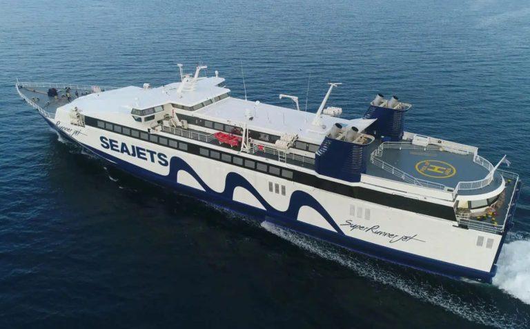Νάξος: Το Super Runner Jet δεν μπορεί να προσεγγίσει το λιμάνι λόγω θυελλωδών ανέμων, αποκολλήθηκε η άγκυρα