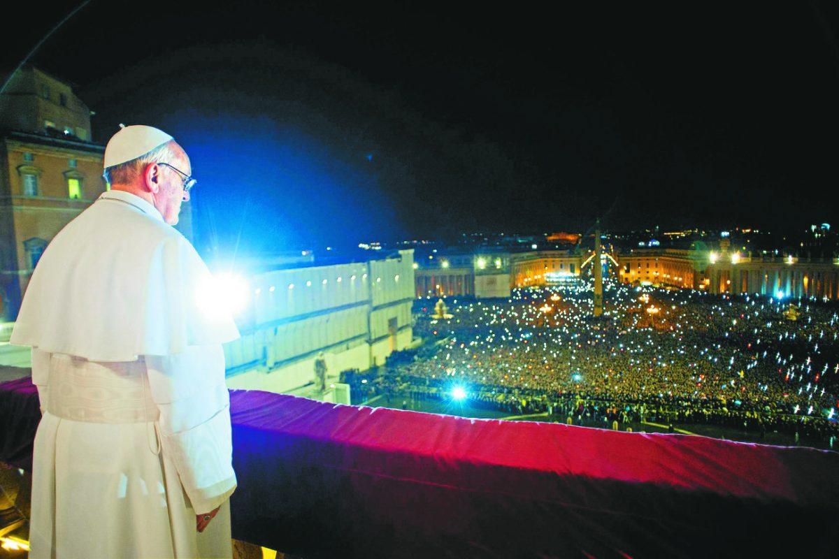 Οι συμβολισμοί πίσω από την πρώτη εμφάνιση ενός ποντίφικα