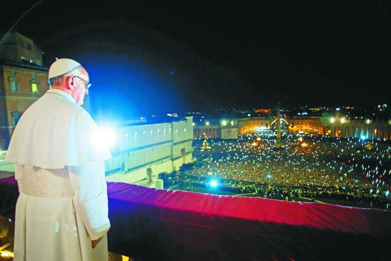 Οι συμβολισμοί πίσω από την πρώτη εμφάνιση ενός ποντίφικα