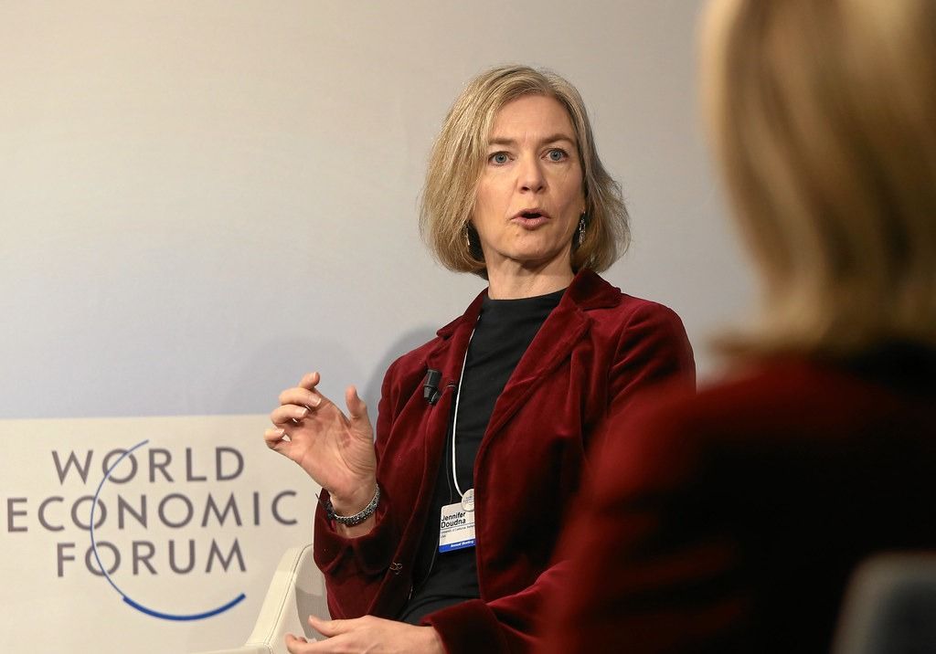 Η Τζένιφερ Ντούντνα και άλλοι τιμήθηκαν με Νόμπελ Χημείας το 2020 για την ανακάλυψη του γενετικού εργαλείου CRISPR (WEF)