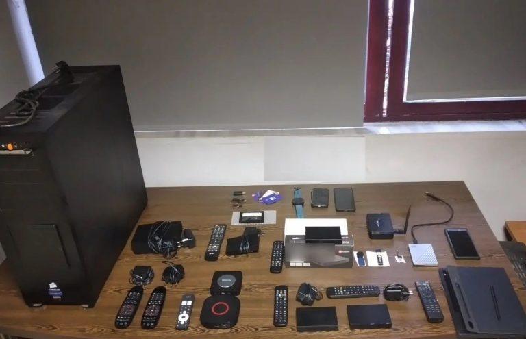 Άρτα: Ο πρώην διαιτητής και ο αδερφός του στο κύκλωμα πειρατικής τηλεόρασης – Και αστυνομικοί στους 176 πελάτες