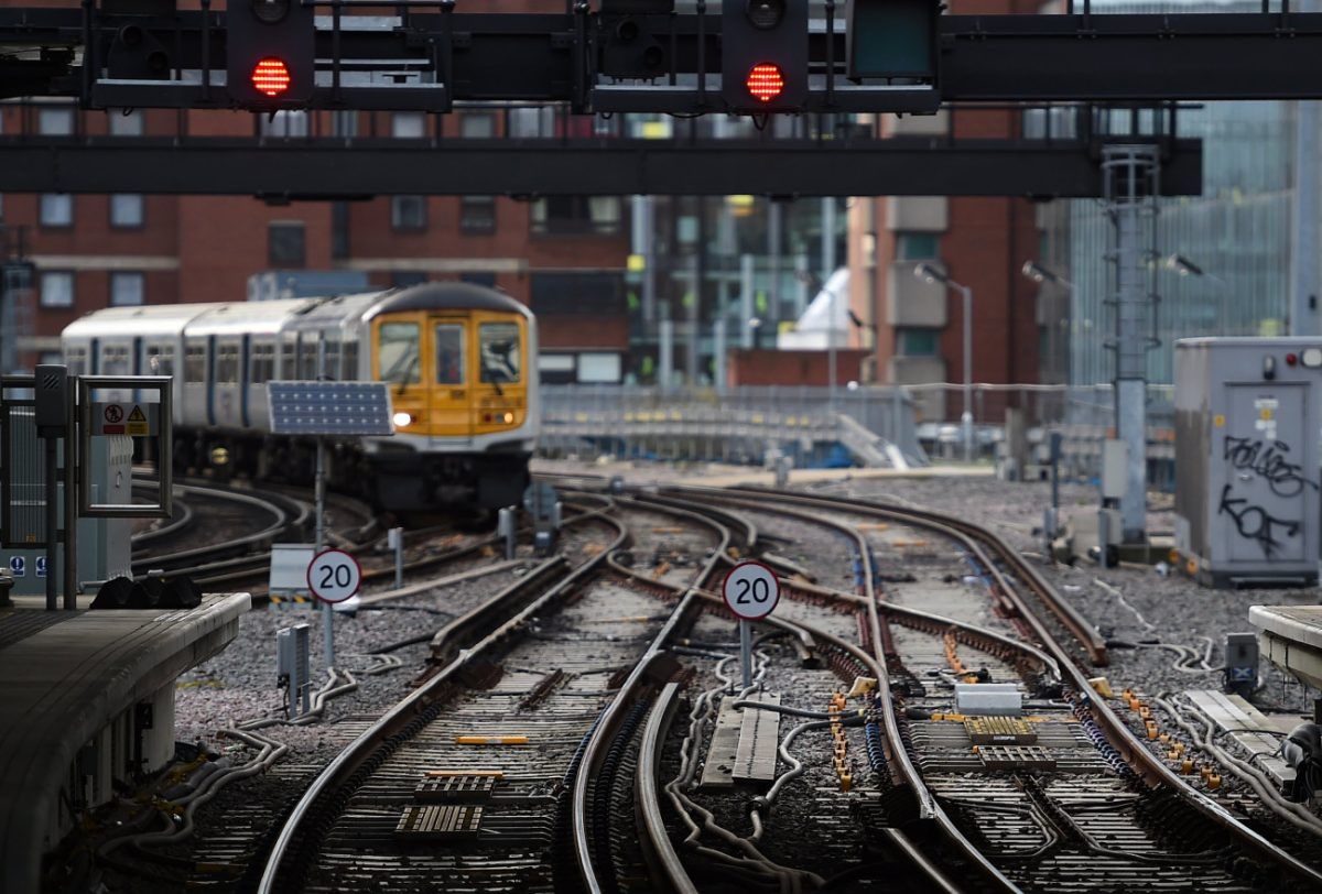 Επανεθνικοποιούνται σιδηροδρομικές εταιρείες στη Βρετανία – «Η ιδιωτικοποίηση δεν έχει λειτουργήσει»