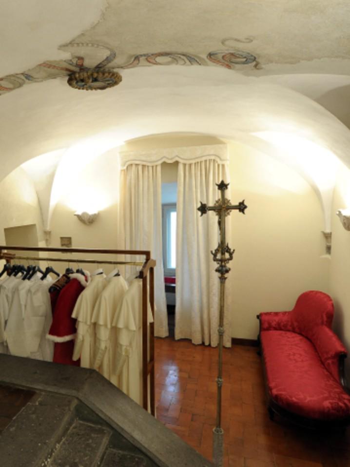 εικόνα που δείχνει παπικά ράσα σε διαφορετικά μεγέθη μέσα στην Αίθουσα των Δακρύων (Πηγή: Telegraph)