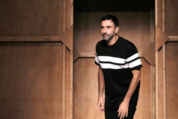 Ρικάρντο Τίσι: Ο πρώην καλλιτεχνικός διευθυντής της Burberry κατηγορείται για σεξουαλική κακοποίηση