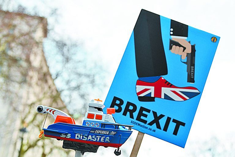 Το Brexit εξακολουθεί να στοιχειώνει τη Βρετανία