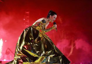 «Δεν έχετε πληρώσει τόσα για να με δείτε γυμνή»: Το απρόοπτο της Κέιτι Πέρι στη σκηνή του Λας Βέγκας