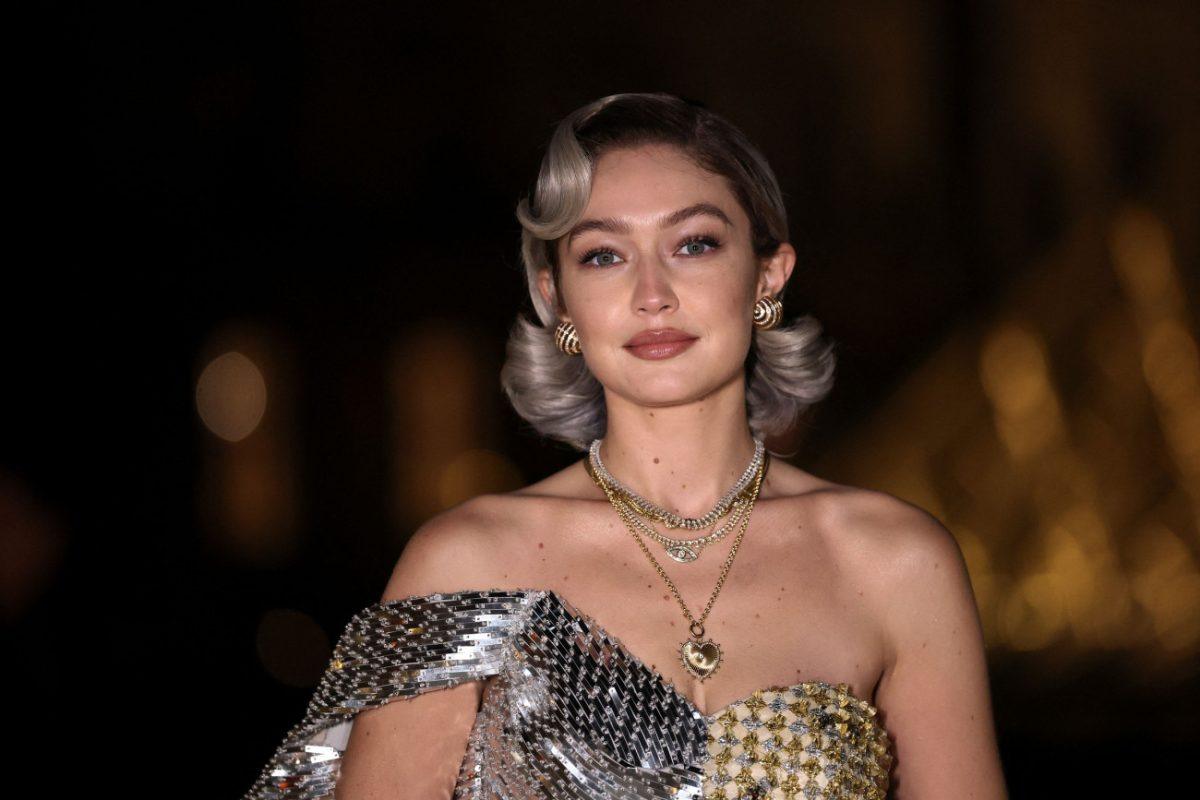 Η Τζίτζι Χαντίντ επισημοποιεί το ερωτικό ειδύλλιο με τον Μπράντλεϊ Κούπερ με μια φωτογραφία