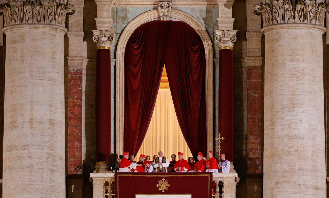 εικόνα που δείχνει τον Πάπα Φραγκίσκο στο μπαλκόνι της Βασιλικής του Αγίου Πέτρου αμέσως μετά την εκλογή του το 2013