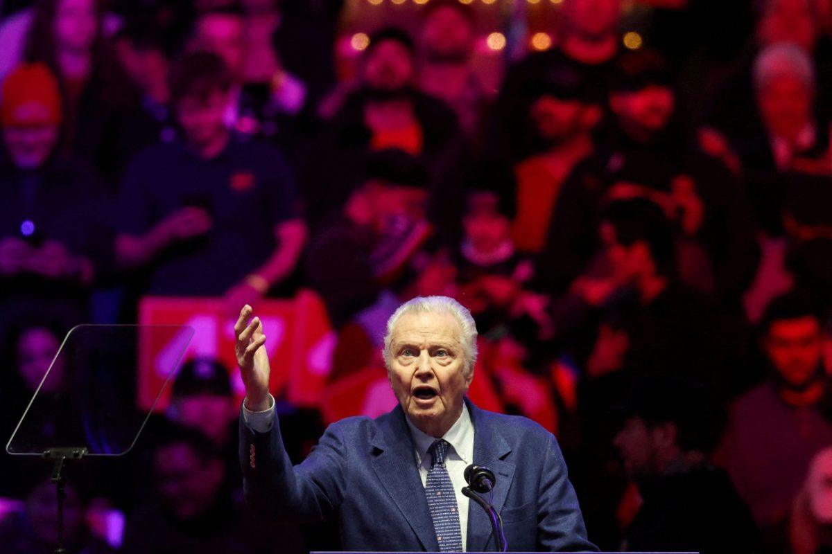 Πώς κατέληξε ο Τζον Βόιτ να υποβάλλει σχέδια δασμών για τον Τραμπ;