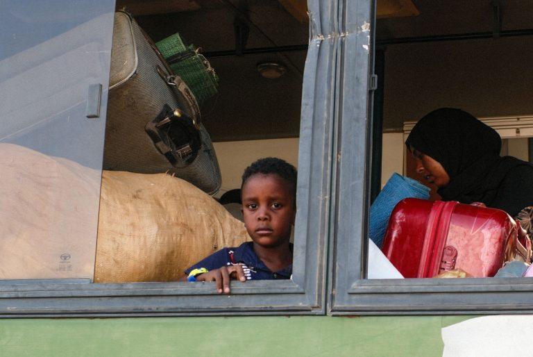 Πρόσφυγας στην ίδια σου τη χώρα: Ρεκόρ 83 εκατομμυρίων εσωτερικά εκτοπισμένων ανθρώπων το 2024