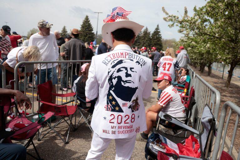 100 μέρες Τραμπ: Μια ματιά στον κόσμο των πιο πιστών οπαδών του προέδρου των ΗΠΑ