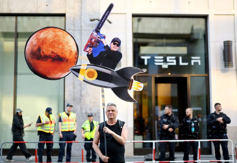 Η πτώση της Tesla: Η συμμετοχή του Μασκ στο «Doge» ως «μία από τις μεγαλύτερες καταστροφές μάρκας»