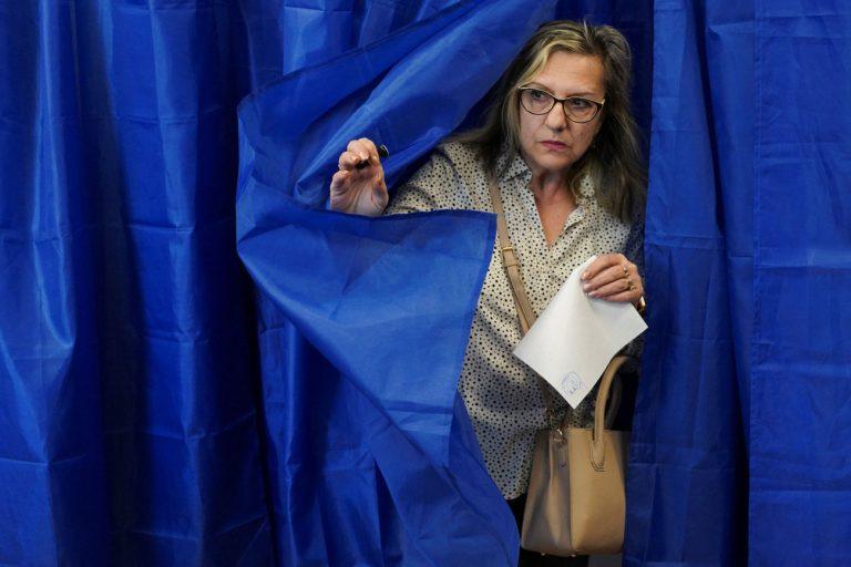 Ρουμανία: Άνοιξαν οι κάλπες για τις επαναληπτικές προεδρικές εκλογές – Διχασμένοι οι πολίτες