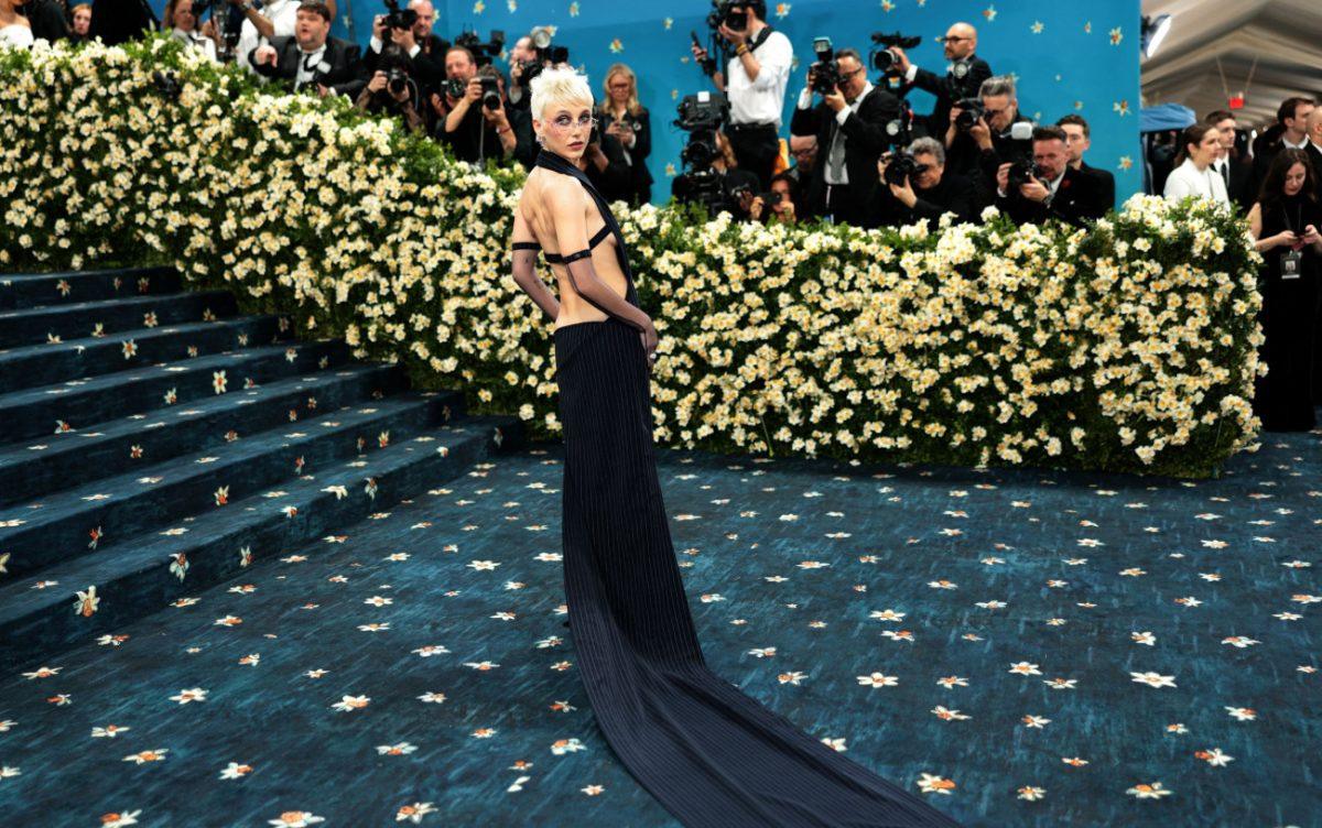 Το βαθύτερο νόημα πίσω από το -όχι κόκκινο- χαλί του Met Gala 2025