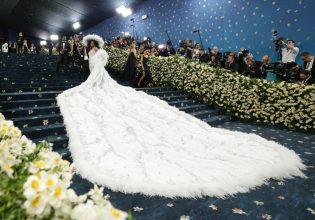 Met Gala 2025 – Η επιστροφή της Νταϊάνα Ρος, φτερά, πούπουλα, καπέλα και pinstripe κοστούμια