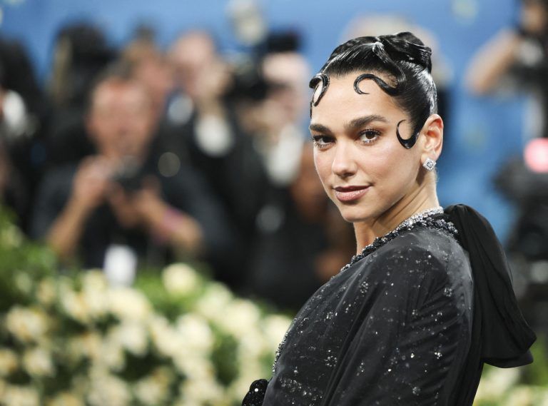 Από την Ντούα Λίπα στον Κάμπερμπατς: 300 διάσημοι ζητούν από τον Στάρμερ να σταματήσει τον εξοπλισμό του Ισραήλ