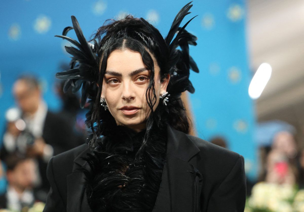 Σέξι, καταραμένη και νεκρή: Η Charli XCX βλέπει το θάνατο της