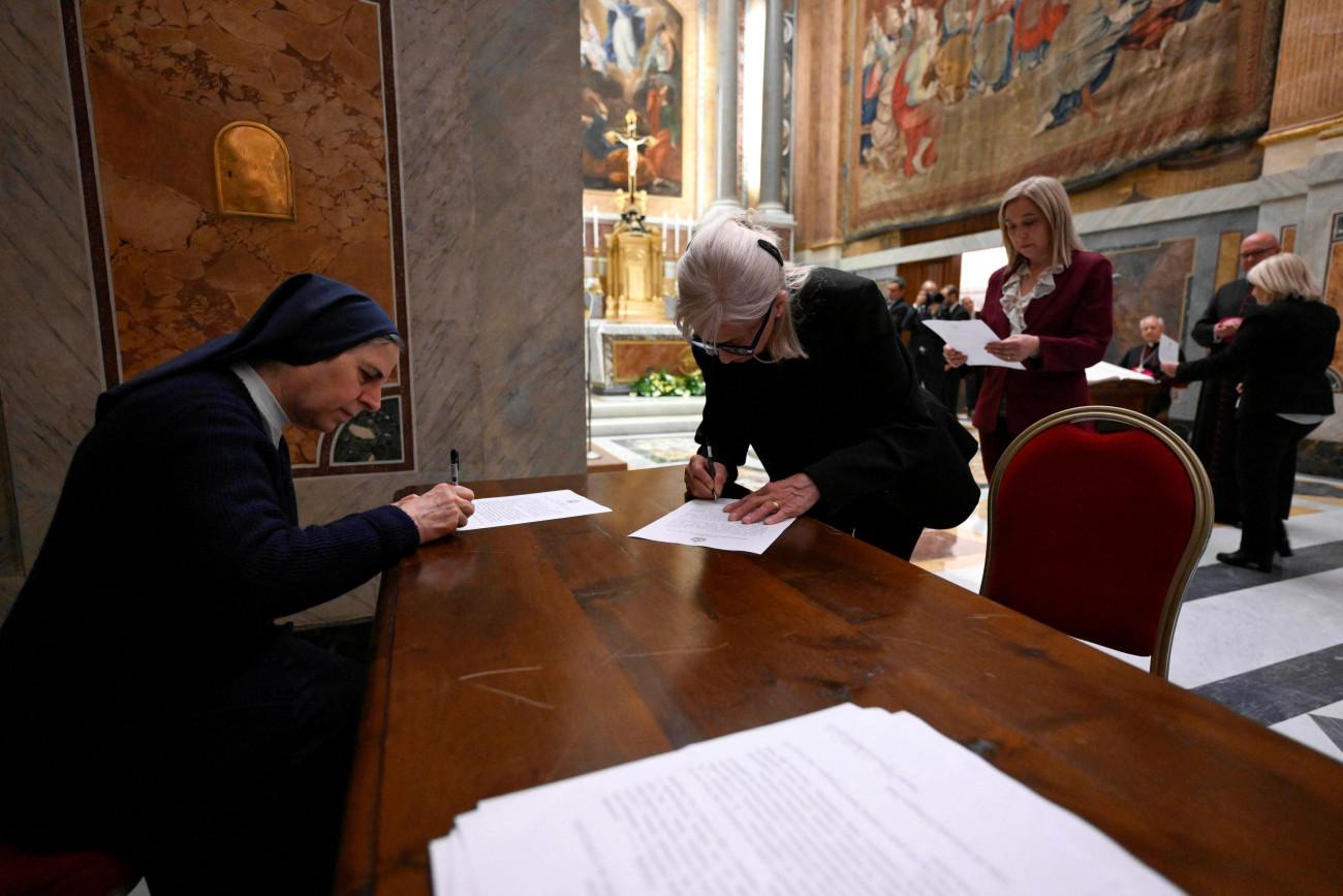 εικόνα που δείχνει μέλη του μέλη του κλήρου και το προσωπικό του Κονκλαβίου να υπογράφουν όρκο εχεμύθειας σε παρεκκλήσι στο Βατικανό