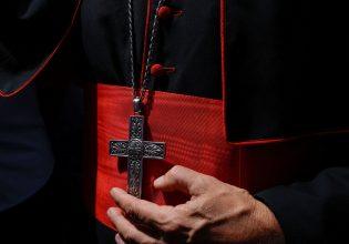 Πάπας: Ξεκινά σήμερα ίσως το πιο αμφίρροπο κονκλάβιο όλων των εποχών, οι πιστοί περιμένουν λευκό καπνό