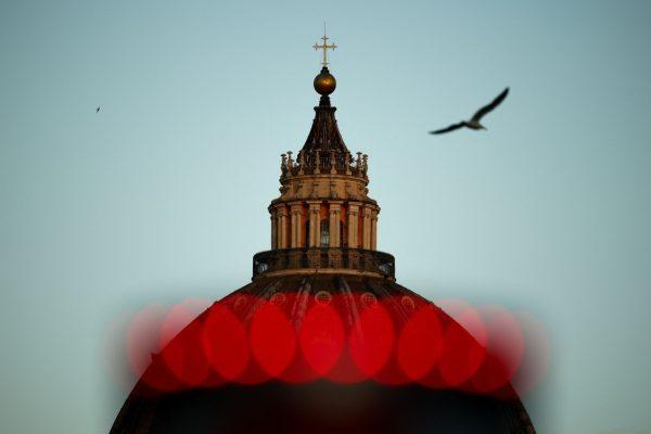 Πνευματικός ηγέτης, αρχηγός κράτους, διεθνής παράγοντας: Ο Πάπας και ο διχασμός στα παρασκήνια του Βατικανού