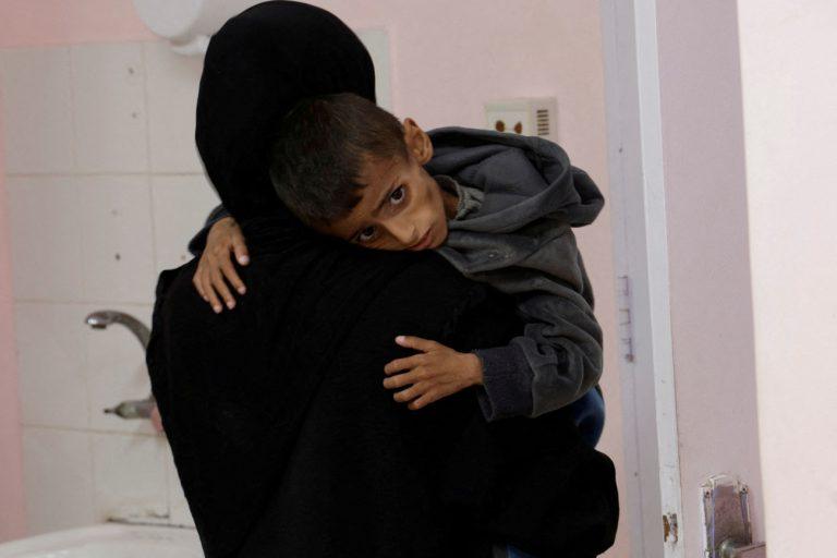 Όταν τα παιδιά πεθαίνουν απ’ την πείνα – Τι είναι ο «λιμός» που καραδοκεί στη Γάζα;