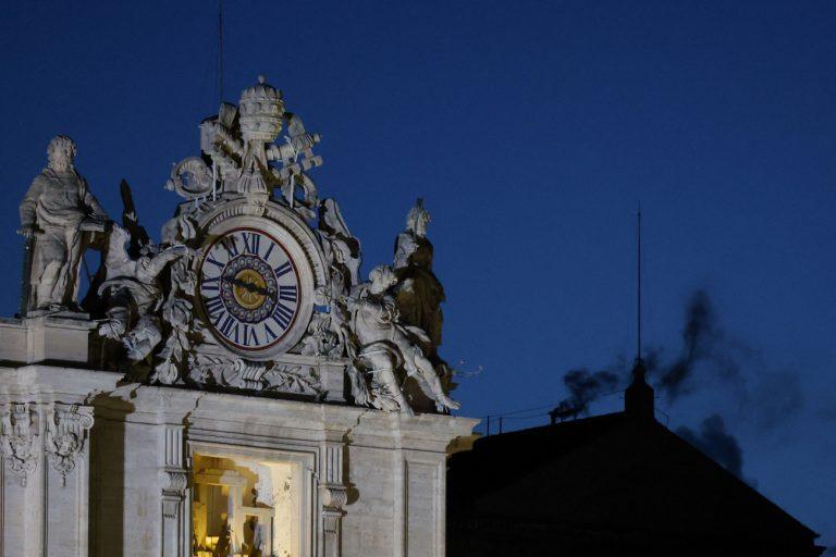 Εκλογή Πάπα: Ακαρπη η πρώτη ψηφοφορία για την εκλογή Πάπα – Μαύρος καπνός από την καπέλα Σιξτίνα