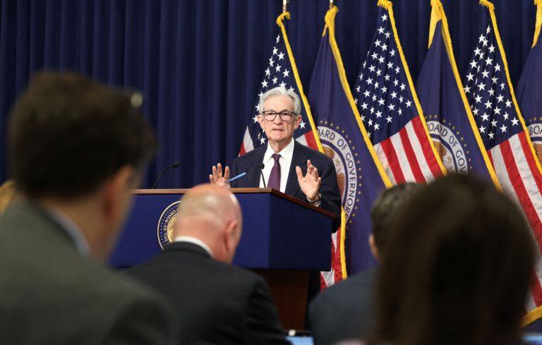 «Περιμένουμε και βλέπουμε», λέει ο Πάουελ – Προειδοποίηση για αυξανόμενους οικονομικούς κινδύνους