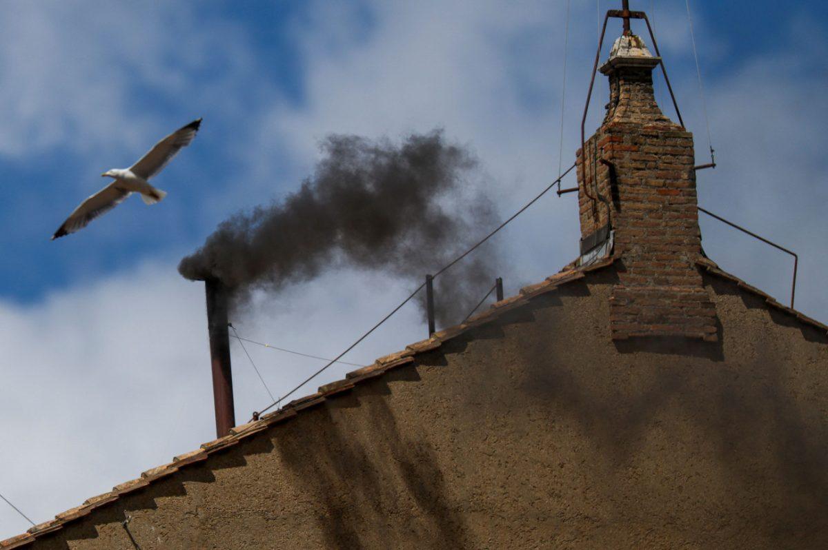 Κονκλάβιο: Μαύρος καπνός – Άκαρπες οι νέες ψηφοφορίες για την ανάδειξη Πάπα