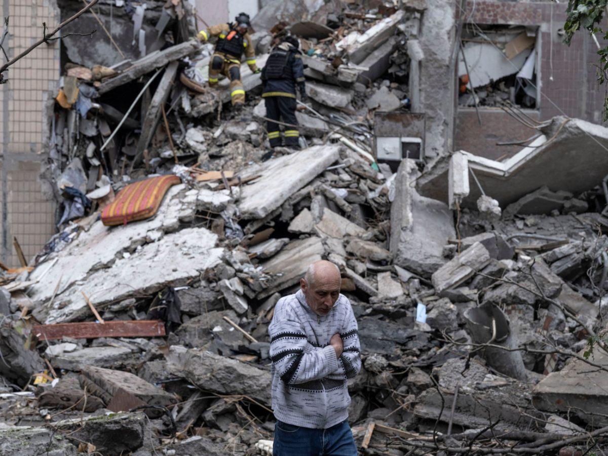 Ουκρανία: Χαρακτηρίζει φάρσα την κατάπαυση πυρός 72 ωρών του Πούτιν – Αλληλοκατηγορίες για επιθέσεις