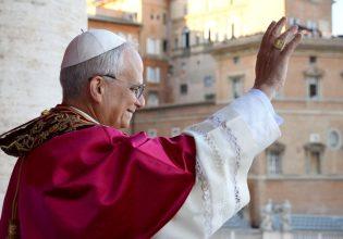Πάπας Λέων ΙΔ’: Οι πρώτες στιγμές στην Καπέλα Σιξτίνα μετά την εκλογή του – Ψαλμοί, χειροκροτήματα και χειραψίες
