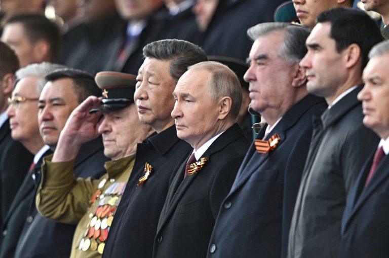 Μόσχα – Λβιβ: Δύο παράλληλες πραγματικότητες