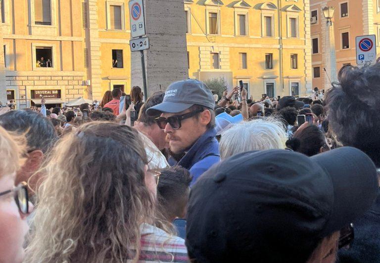 «Δεν ήξερε ο Πάπας ότι χαιρετούσε τον Χάρι Στάιλς»: Ο σταρ πήγε στην εκλογή με καπέλο «Techno is My Boyfriend»