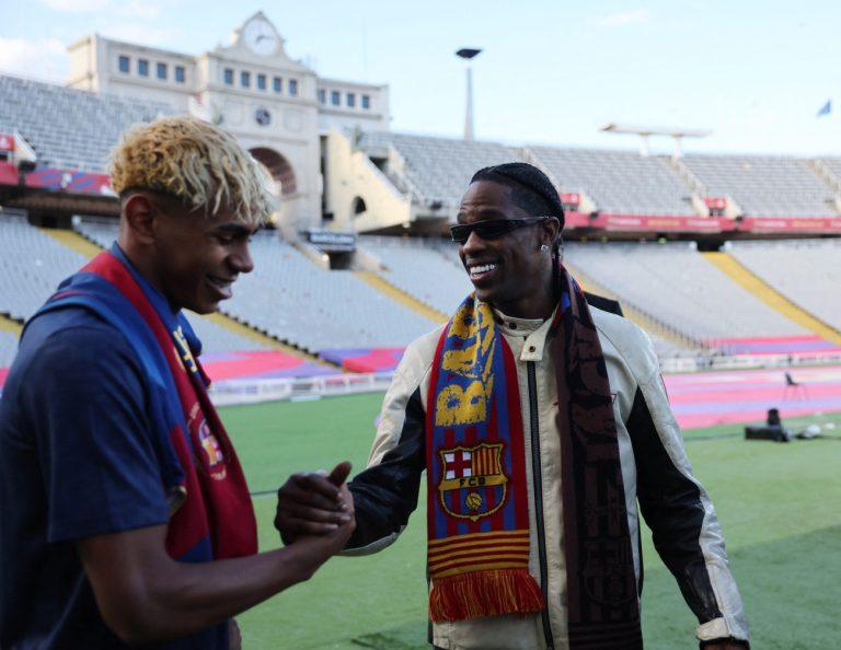 Ο Travis Scott «έκλεψε την παράσταση» στο El Clásico της Βαρκελώνης