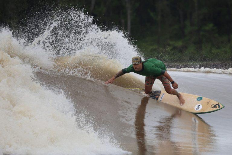 Ο σέρφερ που αγωνίζεται να προστατεύσει τα κύματα του Αμαζονίου ενώ εξασθενούν