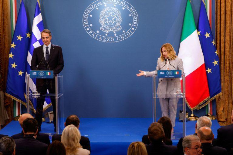 Μητσοτάκης – Μελόνι: Συμφωνίες Ελλάδας και Ιταλίας για ηλεκτρική διασύνδεση και τρένα