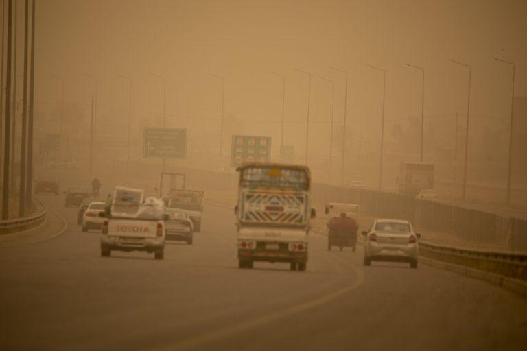 Ο ουρανός έγινε καφέ στην Ερμπίλ – Ασφυκτική μέρα με αμμοθύελλα στο βόρειο Ιράκ