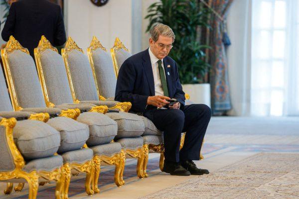 Walmart: Ο Μπέσεντ άδειασε τον Τραμπ – Οι πελάτες της θα πληρώνουν ακριβότερα λόγω δασμών