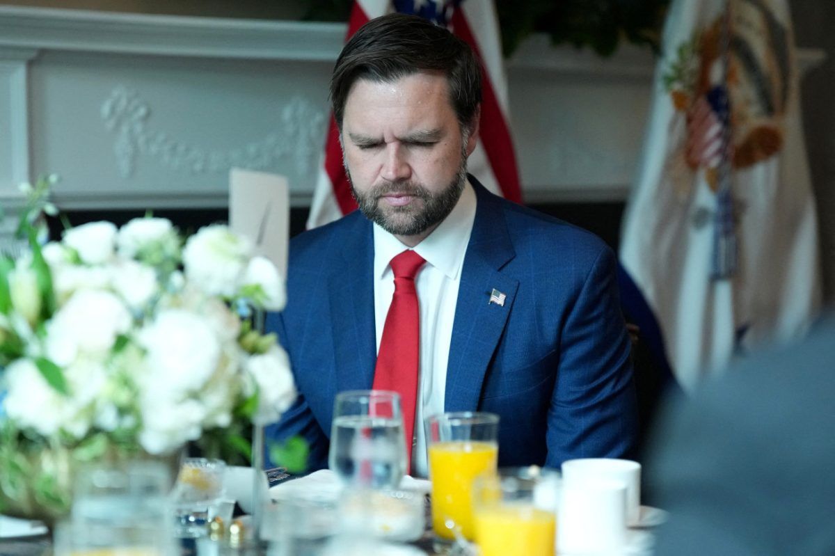 Τα chatbots είναι το «τσιρότο» της μοναξιάς: Ο Τζέι Ντι Βανς για την ΑΙ και τους κινδύνους στις ερωτικές σχέσεις