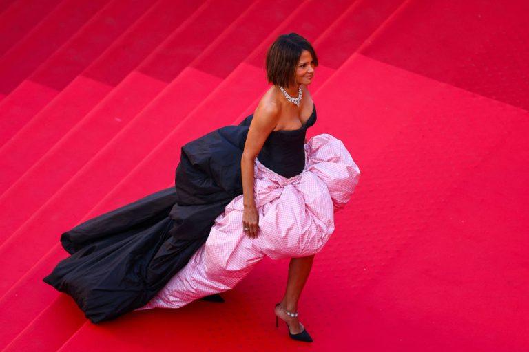 H Χάλι Μπέρι με δημιουργία Celia Kritharioti στο κόκκινο χαλί των Καννών