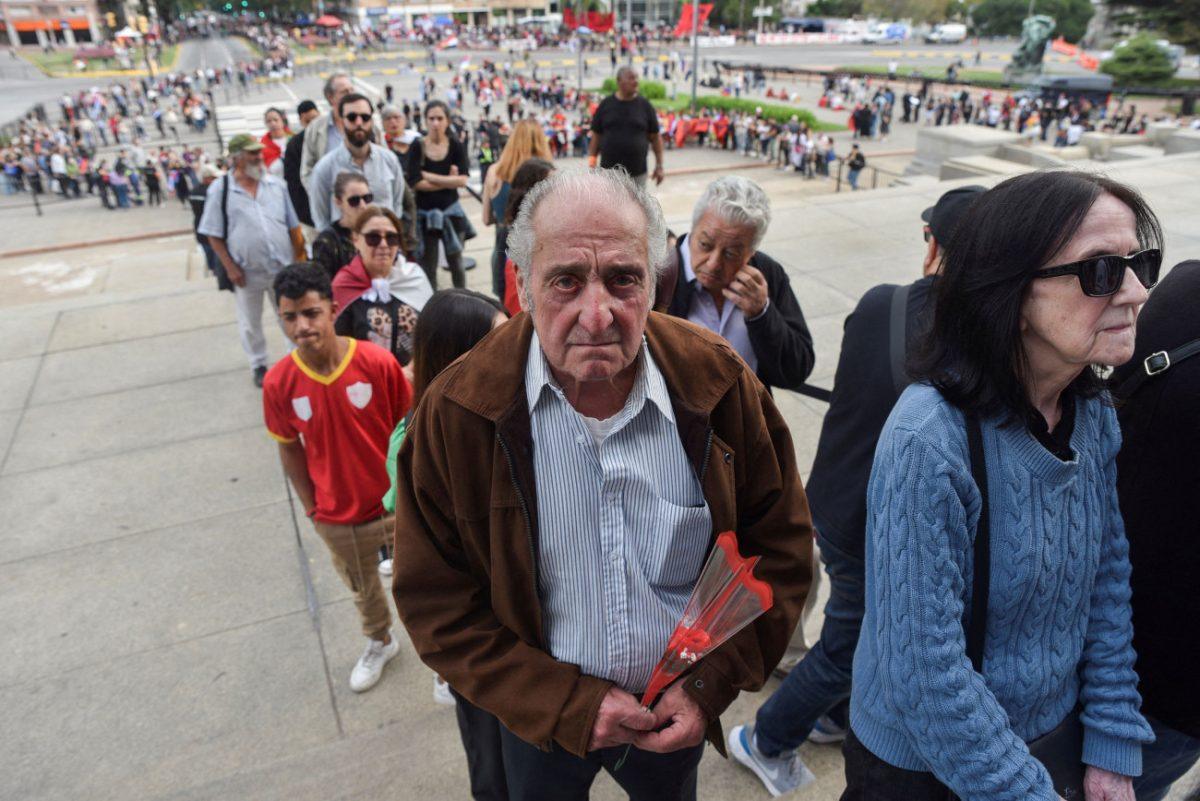 «Δεν φεύγω, έρχομαι»: Πάνω από 100.000 άτομα στην αγρυπνία προς τιμήν του Χοσέ Μουχίκα