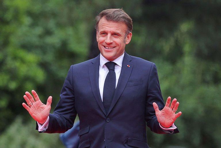 Το γραφείο του Εμανουέλ Μακρόν «πνίγεται» σε Perrier – Πιθανή η εμπλοκή στο σκάνδαλο της Nestlé