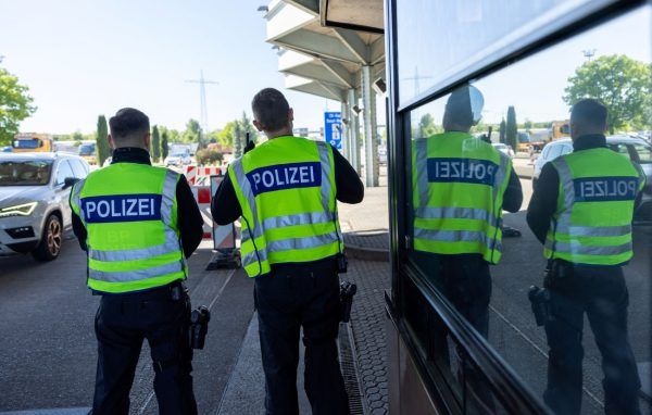 Γερμανία: Συλλήψεις μελών ακροδεξιάς τρομοκρατικής οργάνωσης – Επιθέσεις σε ξενώνες προσφύγων