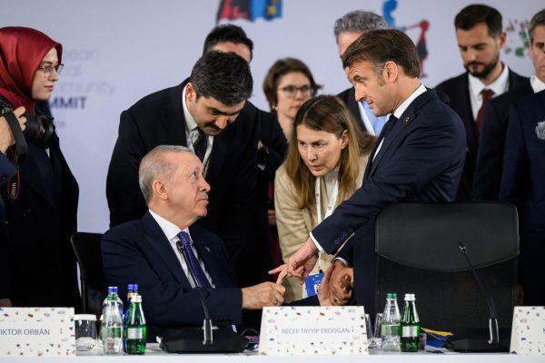 «Παιχνίδια» κυριαρχίας: Ερντογάν και Μακρόν εξασκήθηκαν στη… διπλωματία της χειραψίας