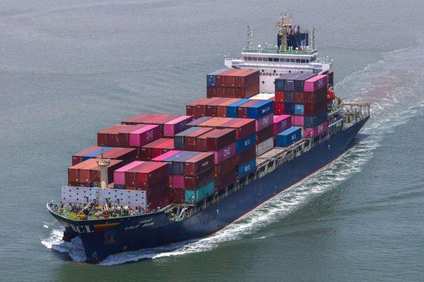 ΗΠΑ: Οι δασμοί οδηγούν τις εταιρείες κούριερ να χρεώνουν τέλη σε όσους ψωνίζουν από το εξωτερικό