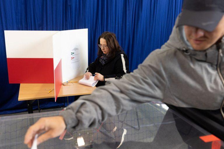 Πολωνία: Στον δεύτερο γύρο θα εκλεγεί ο επόμενος πρόεδρος – Πού ποντάρουν Τρζασκόφκσκι και Ναβρότσκι