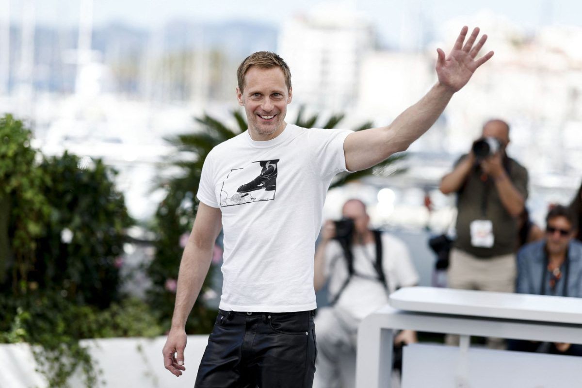 Η καυτή εμφάνιση του Αλεξάντερ Σκάρσγκορντ στις Κάννες με kinky μπότες πάνω από το γόνατο