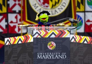 «Πηδήξτε μαζί!» Η πράσινη σοφία του Κέρμιτ εμπνέει στην τελετή αποφοίτησης του Πανεπιστημίου του Μέριλαντ