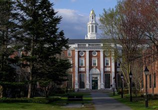 Δικαστικό «μπλόκο» στην απόφαση Τραμπ για τους ξένους φοιτητές στο Χάρβαρντ